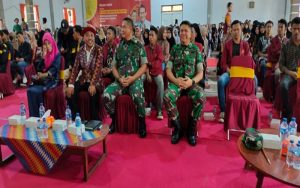 Brigjen TNI Agus Bhakti, S.I.P., M.I.P., M.Han, Ketua STKIP Taman Siswa Bima, Dr Ibnu Khaldun Sudirman, Dandim 1608/Bima Letkol Inf Andi Lulianto, S.Komd dan peserta kuliah umum Danrem 162/ WB di Auditorium Sudirman, Rabu (18/10/2023).