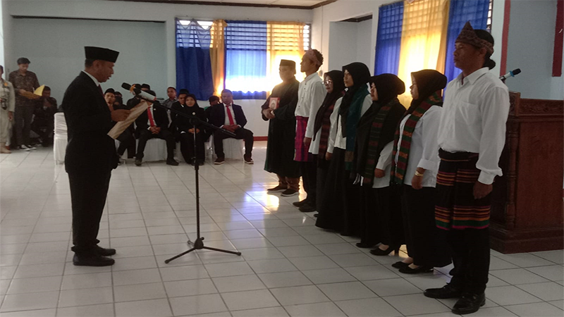 Suasana pelantikan Pengawas Kelurahan Desa di Kota Bima oleh Panwascam.