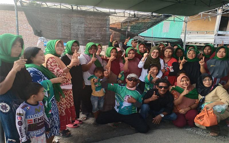 Hj Eka Indra Kumala Djuwita foto Bersama warga pesisir di Dusun Jontal Desa Teluk Santong, Kecamatan Plampang, Kabupaten Sumbawa, NTB, saat blusukan di desa setempat, Kamis (19/10/2023).