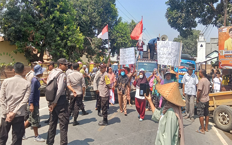 Massa Aliansi Masyarakat Pencari Keadilan Desa Rasabou saat menggelar aksi menutup ruas jalan negara Lintas Bima-Sumbawa di persimpangan di depan SDN 3 Sila Kecamatan Bolo Kabupaten Bima, Rabu (25/10/2023) siang. Massa Aliansi Masyarakat Pencari Keadilan Desa Rasabou saat menggelar aksi menutup ruas jalan negara Lintas Bima-Sumbawa di persimpangan di depan SDN 3 Sila Kecamatan Bolo Kabupaten Bima, Rabu (25/10/2023) siang.