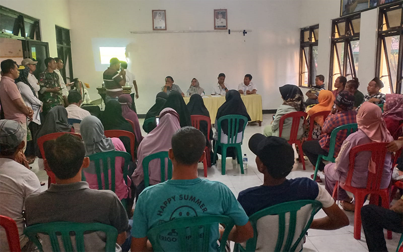 Audiensi massa Aliansi Masyarakat Pencari Keadilan Desa Rasabou dengan Kementerian Agraria / Badan Pertanahan Nasional (ATR/ BPN) Kabupaten Bima yang berlangsung di aula kantor Pemerintah Kecamatan Bolo Kabupaten Bima, Rabu (25/10/2023). Audiensi massa Aliansi Masyarakat Pencari Keadilan Desa Rasabou dengan Kementerian Agraria / Badan Pertanahan Nasional (ATR/ BPN) Kabupaten Bima yang berlangsung di aula kantor Pemerintah Kecamatan Bolo Kabupaten Bima, Rabu (25/10/2023).