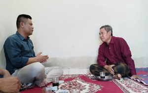 Politisi muda Bumi Gora, Indra Jaya Usman saat bersilaturahmi dengan gurunya semasa sekolah.
