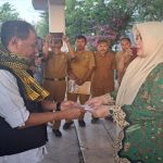 Bupati IDP saat berikan santunan