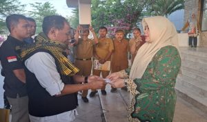Bupati IDP saat berikan santunan Bupati IDP saat berikan santunan