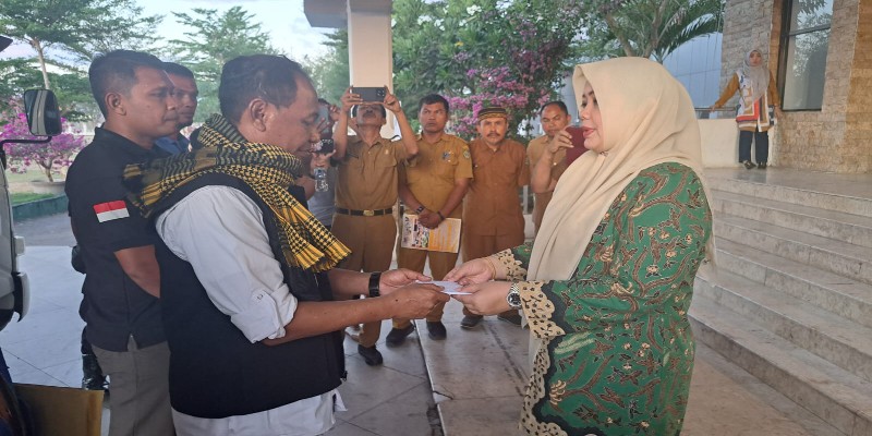 Bupati IDP saat berikan santunan Bupati IDP saat berikan santunan