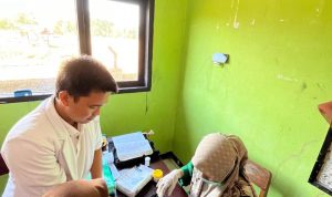 dr. Herbi Maulana Saputra saat memeriksa Kesehatan Siswa dan Siswi di SMAN I Madapangga
