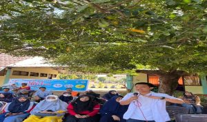 dr. Herbi Maulana Saputra saat memberikan penyuluhan kesehatan di SMAN I Madapangga dr. Herbi Maulana Saputra saat memberikan penyuluhan kesehatan di SMAN I Madapangga