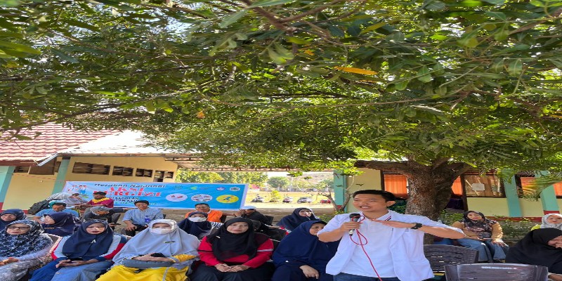 dr. Herbi Maulana Saputra saat memberikan penyuluhan kesehatan di SMAN I Madapangga dr. Herbi Maulana Saputra saat memberikan penyuluhan kesehatan di SMAN I Madapangga