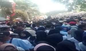 Warga Masyarakat ikut Jalan Sehat dan Deklarasi Iqbal - Dinda