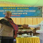 Kades Rasabou saat serahkan dokumen, diterima oleh Ketua Tim Penilaian