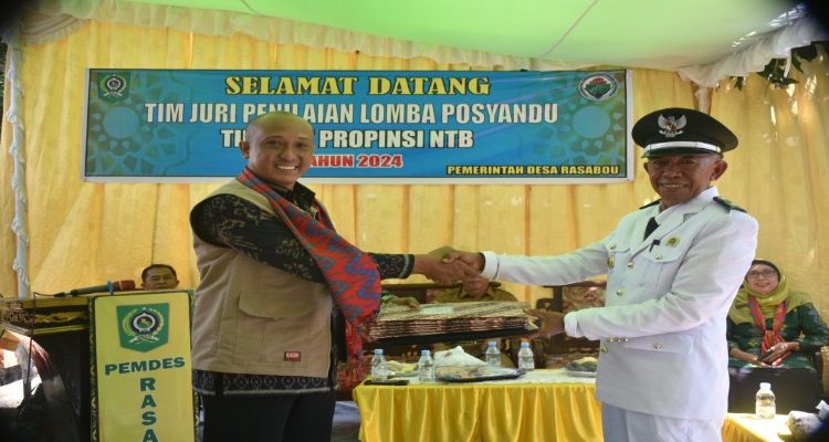 Kades Rasabou saat serahkan dokumen, diterima oleh Ketua Tim Penilaian