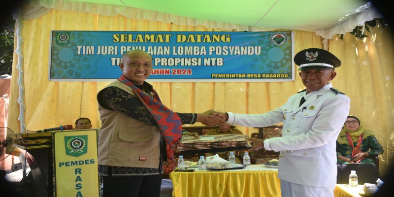 Kades Rasabou saat serahkan dokumen, diterima oleh Ketua Tim Penilaian