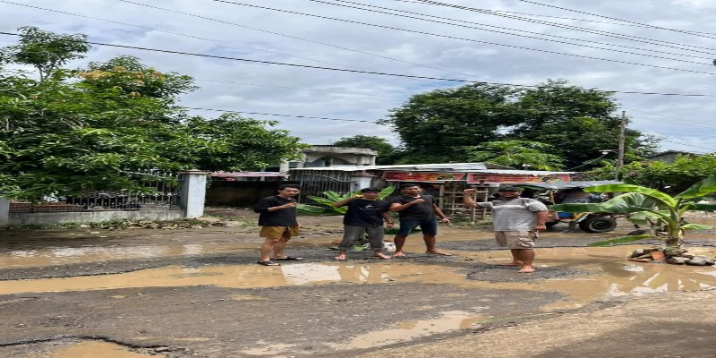 Warga saat tanam pohon pisang di jalan menuju Kantor Kecamatan Bolo Warga saat tanam pohon pisang di jalan menuju Kantor Kecamatan Bolo