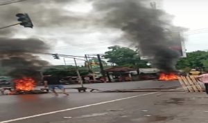 Keluarga korban pembacokan saat aksi di Cabang Donggo