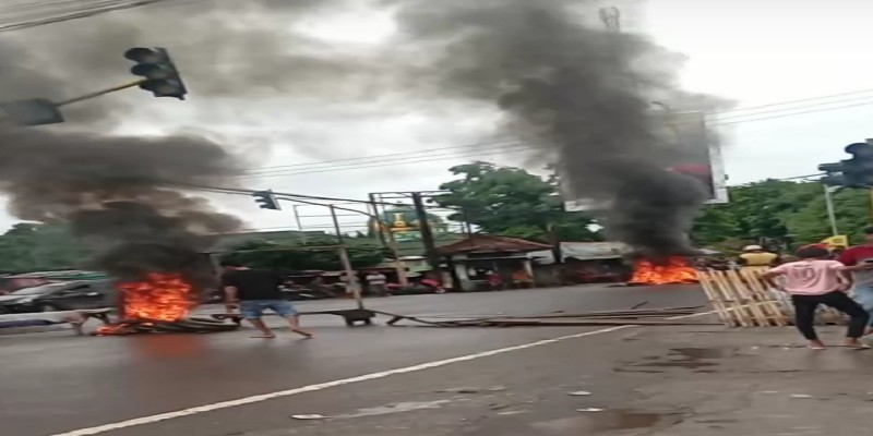Keluarga korban pembacokan saat aksi di Cabang Donggo Keluarga korban pembacokan saat aksi di Cabang Donggo