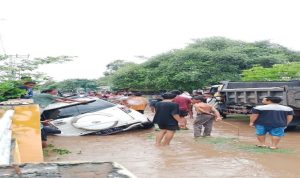 Mini bus jenis Toyota Rush diseret banjir di Desa Pali Kecamatan Sanggar Kab Bima Mini bus jenis Toyota Rush diseret banjir di Desa Pali Kecamatan Sanggar Kab Bima