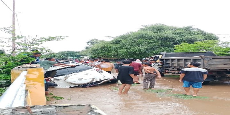 Mini bus jenis Toyota Rush diseret banjir di Desa Pali Kecamatan Sanggar Kab Bima Mini bus jenis Toyota Rush diseret banjir di Desa Pali Kecamatan Sanggar Kab Bima