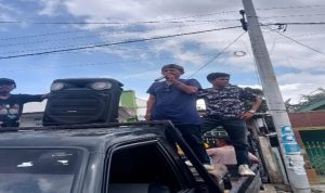 Aktivis Peluru dan Kades Dena saat demo di Polsek Madapangga Aktivis Peluru dan Kades Dena saat demo di Polsek Madapangga