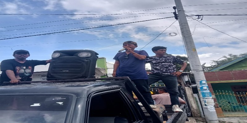 Aktivis Peluru dan Kades Dena saat demo di Polsek Madapangga Aktivis Peluru dan Kades Dena saat demo di Polsek Madapangga