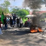 Massa aksi saat unjuk rasa di depan Kampus STKIP Taman Siswa Bima