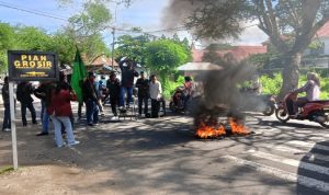 Massa aksi saat unjuk rasa di depan Kampus STKIP Taman Siswa Bima Massa aksi saat unjuk rasa di depan Kampus STKIP Taman Siswa Bima