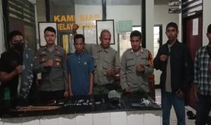 Pelaku saat berada di Mako Polsek Bolo Pelaku saat berada di Mako Polsek Bolo