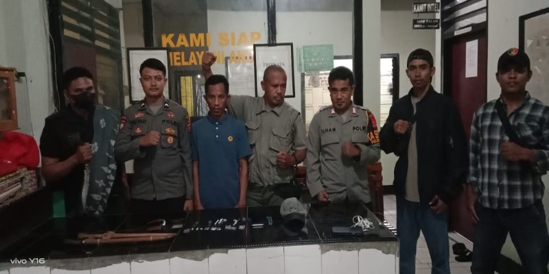 Pelaku saat berada di Mako Polsek Bolo Pelaku saat berada di Mako Polsek Bolo