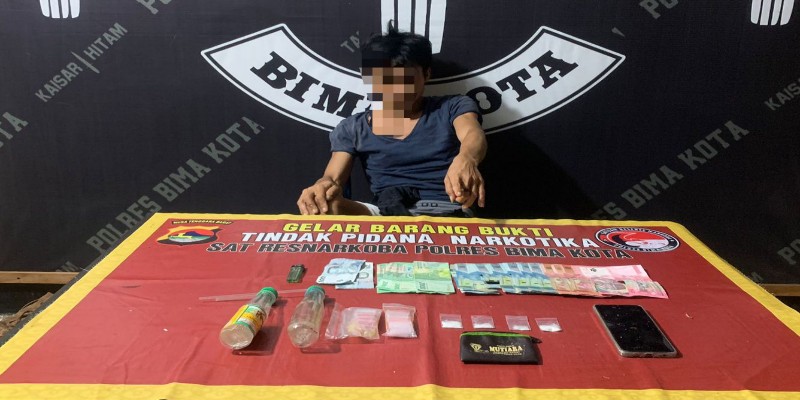 Pelaku saat diamankan polisi Pelaku saat diamankan polisi