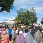 Massa aksi saat berada di depan Mako Polsek Bolo