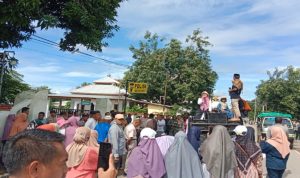 Massa aksi saat berada di depan Mako Polsek Bolo Massa aksi saat berada di depan Mako Polsek Bolo