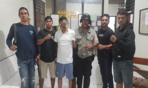 Bandar Narkoba HR saat berada di Polsek Bolo Bandar Narkoba HR saat berada di Polsek Bolo