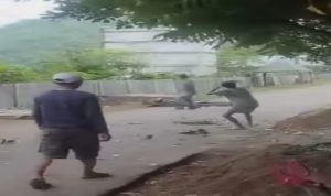 Suasana perang warga Desa Roka dan Runggu Suasana perang warga Desa Roka dan Runggu