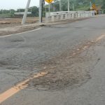 Kondisi aspal jalan di jembatan Muku