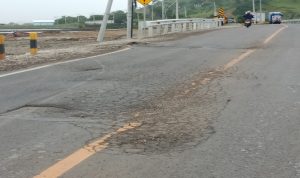 Kondisi aspal jalan di jembatan Muku Kondisi aspal jalan di jembatan Muku