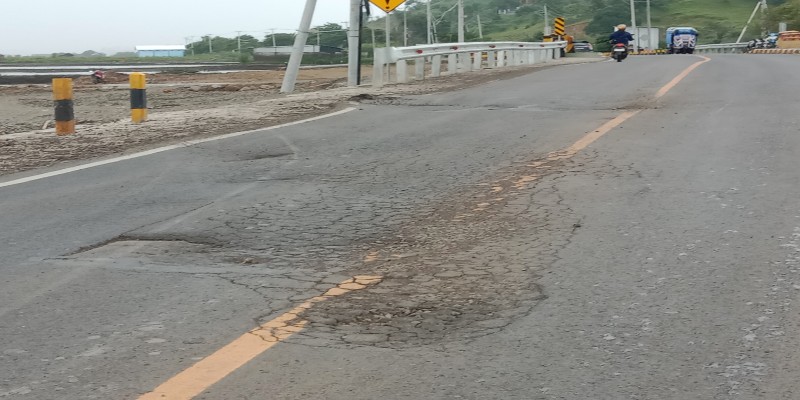 Kondisi aspal jalan di jembatan Muku Kondisi aspal jalan di jembatan Muku