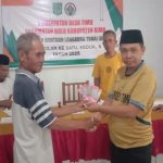 Kades Timu saat bagikan BLT