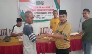 Kades Timu saat bagikan BLT Kades Timu saat bagikan BLT