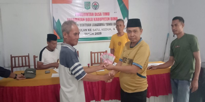 Kades Timu saat bagikan BLT Kades Timu saat bagikan BLT