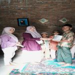 Ket. Foto. Ibu Ibu Iswara di Dapil Wera Ambalawi saat menyerahkan wakaf Alquran dan Buku Iqra di salah satu TPQ