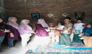 Ket. Foto. Ibu Ibu Iswara di Dapil Wera Ambalawi saat menyerahkan wakaf Alquran dan Buku Iqra di salah satu TPQ Ket. Foto. Ibu Ibu Iswara di Dapil Wera Ambalawi saat menyerahkan wakaf Alquran dan Buku Iqra di salah satu TPQ