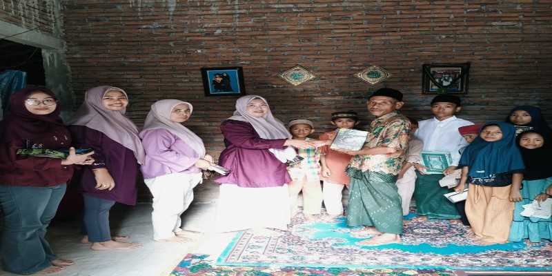Ket. Foto. Ibu Ibu Iswara di Dapil Wera Ambalawi saat menyerahkan wakaf Alquran dan Buku Iqra di salah satu TPQ Ket. Foto. Ibu Ibu Iswara di Dapil Wera Ambalawi saat menyerahkan wakaf Alquran dan Buku Iqra di salah satu TPQ