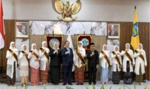 Foto Bersama Gubernur NTB dan Ketua Organisasi Perempuan Foto Bersama Gubernur NTB dan Ketua Organisasi Perempuan