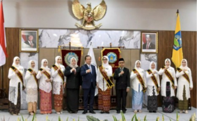 Foto Bersama Gubernur NTB dan Ketua Organisasi Perempuan Foto Bersama Gubernur NTB dan Ketua Organisasi Perempuan