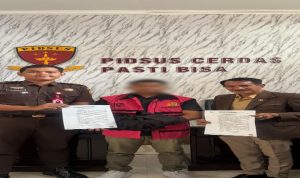 Pejabat BNI KCP Woha saat diamankan penyidik Pejabat BNI KCP Woha saat diamankan penyidik