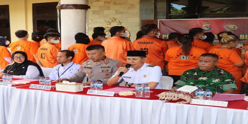 Wabup Bima dr H. Irfan Zubaidi, saat memberikan sambutan sebelum giat pemusnahan BB shabu-shabu Wabup Bima dr H. Irfan Zubaidi, saat memberikan sambutan sebelum giat pemusnahan BB shabu-shabu