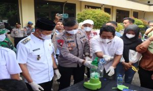 Kapolres Kabupaten Bima, Wakil Bupati Bima dan jajaran lain saat musnahkan BB shabu-shabu Kapolres Kabupaten Bima, Wakil Bupati Bima dan jajaran lain saat musnahkan BB shabu-shabu