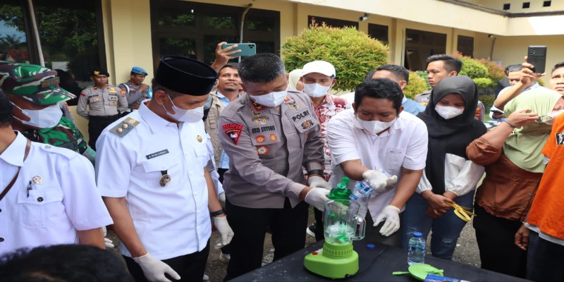 Kapolres Kabupaten Bima, Wakil Bupati Bima dan jajaran lain saat musnahkan BB shabu-shabu Kapolres Kabupaten Bima, Wakil Bupati Bima dan jajaran lain saat musnahkan BB shabu-shabu