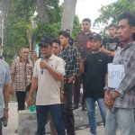 Aksi LSM Kompak NTB di depan kantor Kejati NTB, Jumat (22/8/2025)