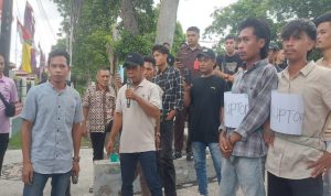 Aksi LSM Kompak NTB di depan kantor Kejati NTB, Jumat (22/8/2025) Aksi LSM Kompak NTB di depan kantor Kejati NTB, Jumat (22/8/2025)