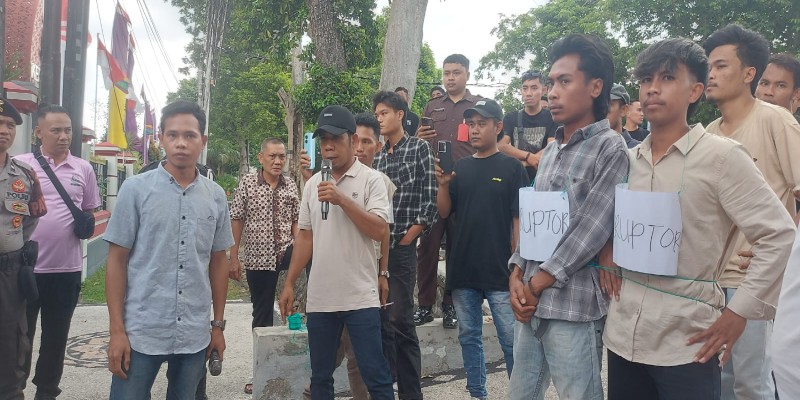 Aksi LSM Kompak NTB di depan kantor Kejati NTB, Jumat (22/8/2025) Aksi LSM Kompak NTB di depan kantor Kejati NTB, Jumat (22/8/2025)